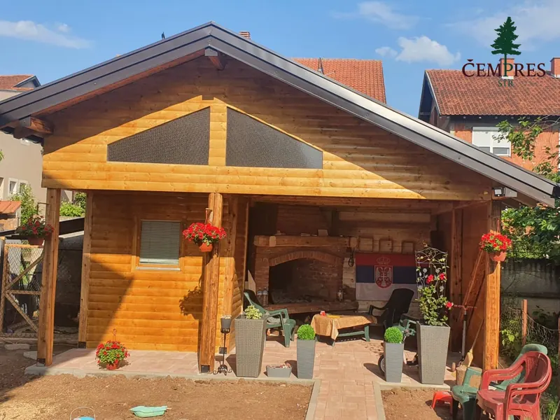 Letnjikovac obložen drvetom, sa roštiljem i popločanim tremom
