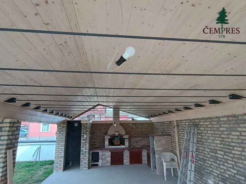 Nadstrešnica sa drvenim plafonom iznad letnje kuhinje
